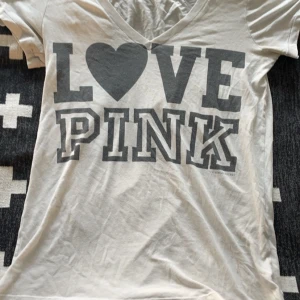 Pink topp Victoria Secret  - Jätte bra skick men kommer inte till användning och super fin från pink Victoria seckret 