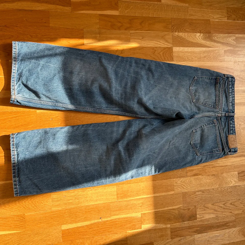 Säljer dessa fina mörkblåa jeans från weekday. Det är i jätte bra stick och är nästan oanvänd i storlek 25/32!. Jeans & Byxor.