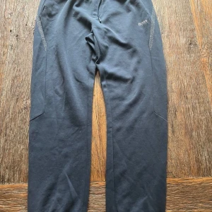 Mörkblåa hugo boss byxor - Jag säljer mina hugo boss byxor eftersom måste rensa min garderob innan jag flyttar ut. Byxorna är i storlek S och har inga skador så de ser helt nya ut efter en tvätt.