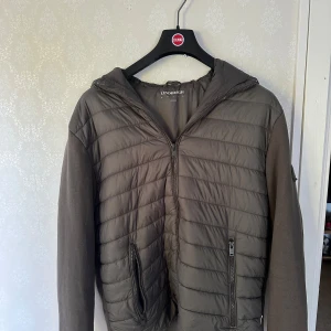 Lindbergh cardigan - Säljer min feta Lindbergh cardigan då jag inte använder den längre, inköpt hösten 2023. Skicket är 8/10, finns en liten defekt på loggan på ärmen men inget som är märkvärdigt. Är det något du undrar på så äre bara att skicka ett meddelande😸