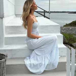 Lång klänning - Supersöt klänning. Använd ett fåtal gånger men är i nyskick!