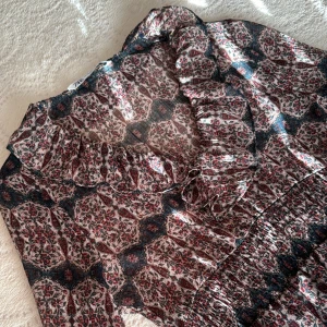 Zara sommarklänning! - Nu säljer jag en super fin klänning från zara som är helt slutsåld! Klänningen har används bara ett fåtal gånger och är i super bra skick. Pris kan diskuteras!💕