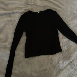 En svart basic långärmad - En tröja som är varmt och skön i storlek S.