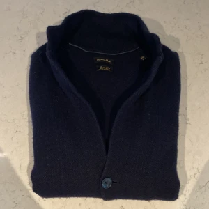 Massimo Dutti Kofta - Säljer nu denna asfeta Massimo Dutti koftan i ett fint skick! Storleken är M men kan passa S med! Nypris ligger på ca 1499kr❌ mitt pris endast 399kr✅ Hör av dig vid minsta lilla fundering!! 🙂😊