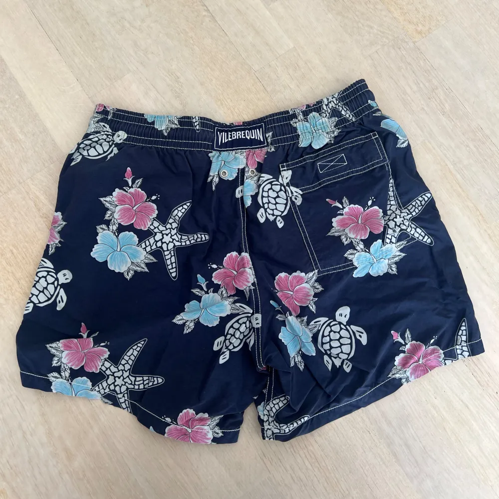 Säljer dessa as fräcka badbyxor från vilebrequin! Storlek: M! De är köpta på United Fashion! Nypris: 3800kr  . Shorts.