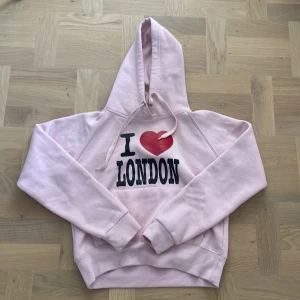 Rosa I love London hoodie - Jättefin ljusrosa i love london hoodie. Står att den är s/m men skulle mer säga xs/s. Skriv om du har frågor eller vill ha fler bilder och använd gärna köp nu💕