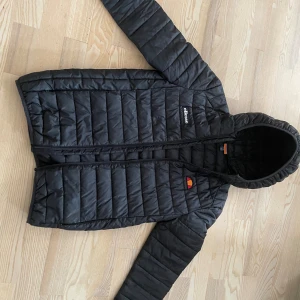 Ellesse dunjacka - Säljer denna jacka för den växt ur mig  Obs! dragkedja flärpen är borta men går att fixa ny👍