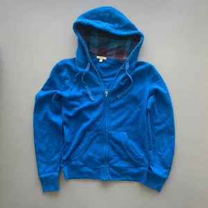 Burberry Hoodie - Galet najs burberry hoodie i storlek S.  !!ÄKTA!!   Skick: 8/10, använd fåtal gånger, nopprig men går bort om man vill. Skriv för fler bilder eller vid funderingar 🤝
