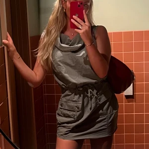 Grön klänning - Grön klänning med band i midjan, insydd från en 42a till 36a, köpt i vintage butik i gbg vet ej märke