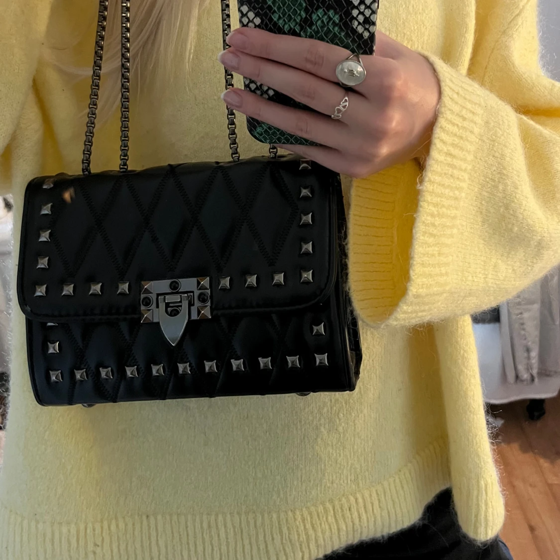 Axelväska med nitar