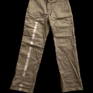 Dickies 874 Workpants - Ett par snygga chinos i bra skick. Khaki/sand dune färg. Lägger sig väldigt snyggt över skor om man viker upp dom lite.