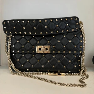 MEDIUM NAPPA ROCKSTUD SPIKE BAG - intressekoll!!!!💖💕💕💖 Den är köpt på vestire collective, och äktighetsbevis finns därifrån som följer med tillsammans med dustbag💖🥰Använd men fortfarande i bra skick! Kom med bud vid intresse💖