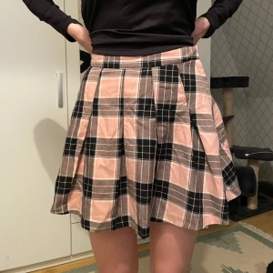 Rosa rutig kjol  - Jättegullig rosa och svart rutig liten kjol från hm! Ber om ursäkt för att den är så skrynklig på bilden😭Annars är den väldigt fin och är inte lika rosa-orange i verkligenheten, utan mer rosa🫶