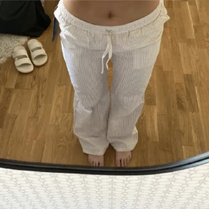 Raka byxor - Fina byxor från Sanna Jörnviks kollektion med nakd i nyskick. Använt 1-2 gånger. Långa i benen och luftigt material (lånade bilder!, kan skicka egna om nån vill)