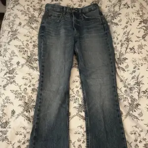 Ett par zara jeans som inte kommer till användning längre. Fin kvalitet 🪩 Jag är ca 165 och de sitter bra på mig