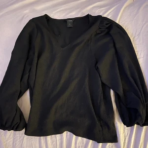 trekvarts blus  - jätte fin trekvartsblus från lindex!! sitter så fint och piffar verkligen upp vilken vardaglig outfit som helst, knappt använd 💗