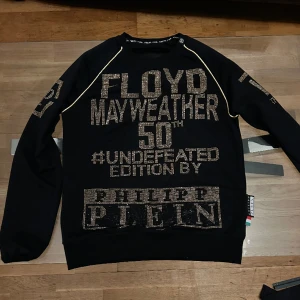 Philipp Plein FLOYD MAYWEATHER - Oanvänd Philipp Plein-tröja i helt nytt skick, storlek L. Fick den som en gåva men har aldrig använt den. Osäker på äktheten, men ser ut som en perfekt kopia om den skulle vara en kopia. därför säljer billigt.