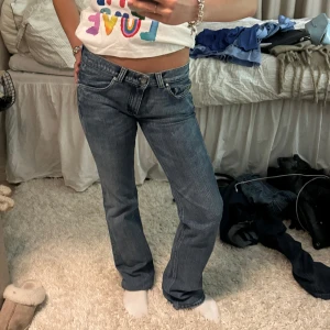 Diesel jeans - säljer mina älskade diesel jeans som tyvärr inte kommer till användning eftersom jag har så många andra! otroligt snygg passform! Innerbenslängd 84cm och midjan rakt över 39cm, finns två knappar så man kan välja hur tight man vill ha! nypris ca 2000