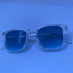 Solglasögon  - Säljer mina super fina solglasögon som köptes i somras när jag var i Frankrike. Säljer dom eftersom att dom inte kommer till användning längre. Har använt dom ungefär 3 gånger och dom är i perfekt kondition. Pris kan diskuteras vid snabbaffär.