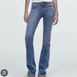 Lågmidjade jeans zara - Low Waist bootcut zw collection jeans från Zara! Ljusblå jättefin färg till våren☀️😍Använd endast fåtal gånger pga lite för stora men såå sköna och snygga🥰