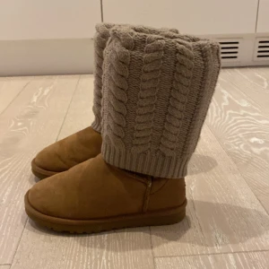 Ugg - Ugg i bra skick med strumpa. Strumpan går att användas med och utan strumpa