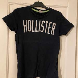 Svart hollister T-shirt. Lite nopprig men annars bra skick. Storlek S.