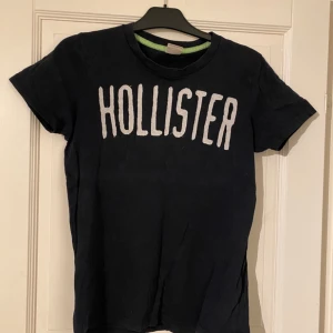 Hollister - Svart hollister T-shirt. Lite nopprig men annars bra skick. Storlek S.