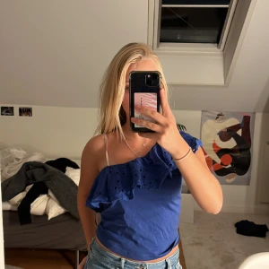 Sommar topp - Fin blå One shoulder topp från mango