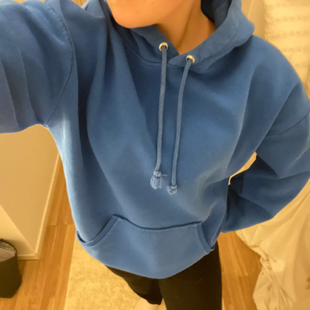 Jättefin hoodie från Bikbok. Är välanvänd så inte nyskick men har inga skador. Innertyget är inte lika mjukt som när man precis köpt den men fortfarande jätteskön och varm. Färgen är så fin och gör outfits färgglada och fina❤️❤️. Hoodies.