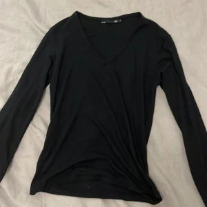 Ribbad svart långärmad V-ringad tröja🫶🏻 - En fin, nästan oanvänd ribbad långärmad! Skriv vid frågor! (Har tyvärr inga bilder på)🫶🏻