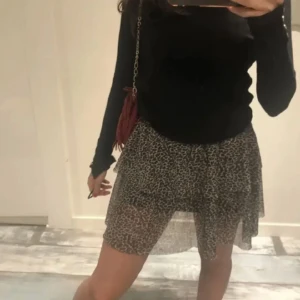 volangkjol  - volangkjol i leopard mönster, aldrig använd❤️ passar xs-m