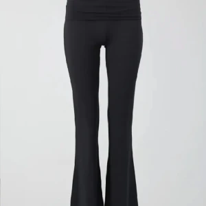 Gina yoga pants - Säljer mina oanvända yoga pants från gina i mörk grå. Jätte fina och fint skick! Hör av dig om du har några frågor❤️