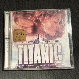 Titanic soundtrack musik from the motion picture CD  - Skadad på framsida, se bild Skivan har lite repor (kan skicka bild) men fortfarande väldigt spelbar Testlyssnad