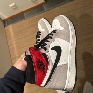 Jordan 1 high - Tja! Säljer nu mina jordans i storlek 42 som jag inte använder längre! Har knappt använt dem så dem är nästan helt nya! Ni kan komma med bud!