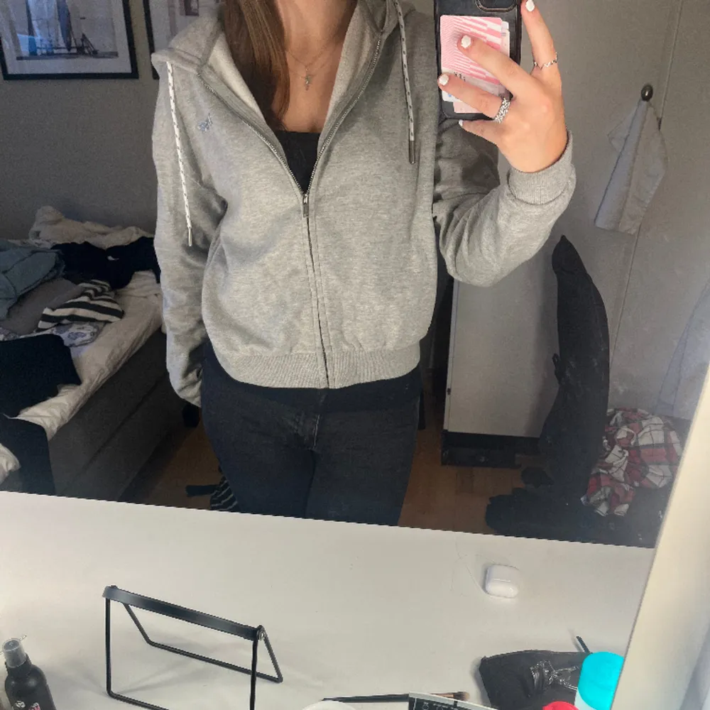 Zip up hoodie från Svea, köpt på Åhléns. Köpt för 799kr säljer för 350kr. Pris kan diskuteras. Använd fåtal gånger men är i superbra skick. . Hoodies.