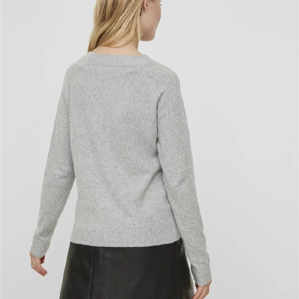 (Bilder tagna från hemsidan, kontakta för egna bilder☺️) Supersnygg slutsåld (i denna storleken)  ”vmdoffy pullover” tröja! Den är i jättefint skick, jag säljer den för att den inte kommer till användning tyvärr😢. Tröjor & Koftor.