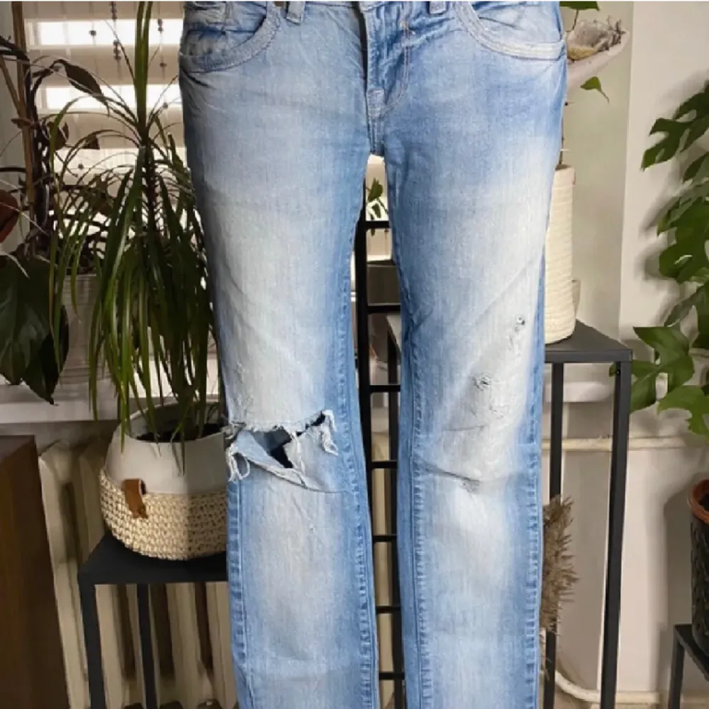Low waisted jeans i ljusblått, köpte nyligen från Plick med de va för små, därav lånade bilder!  Passar någon som är 164/165. . Jeans & Byxor.