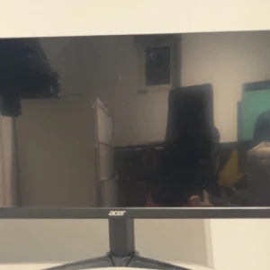 Gaming - Bra skick. Msi dator och en Acer skärm. Datorn ligger på runt 160 fps om man har en bra anpassad skärm. Tar swish och kontant jag tänker typ 5600 för allt. Och förstårs kablar. Om man vill ha utkörning så kostar det 150kr extra