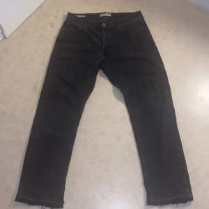 Säljer ett par svarta jack&jones jeans Har gjort snitt så dom ska sitta som bootcut Modell: loose/chris