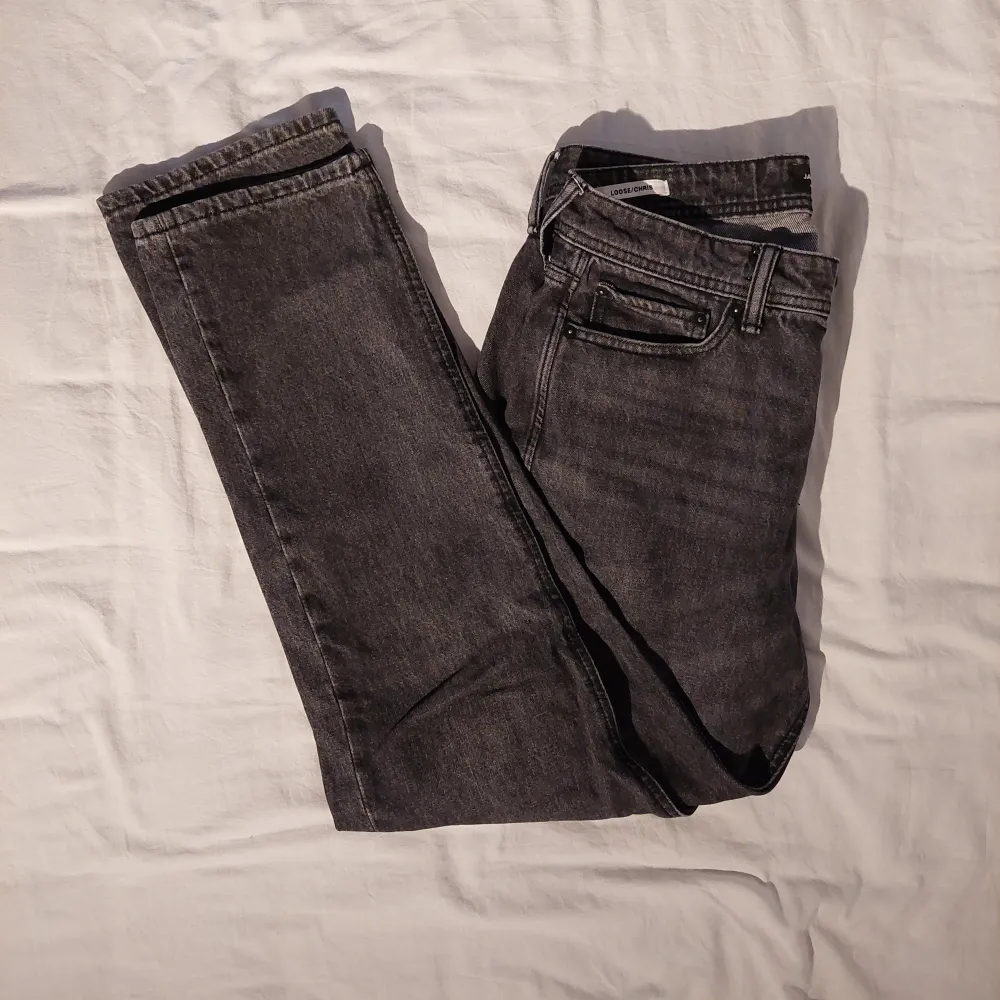 Jack&Jones jeans looose fit 31/32 färg: grå skick: gott, knappt använda. Jeans & Byxor.