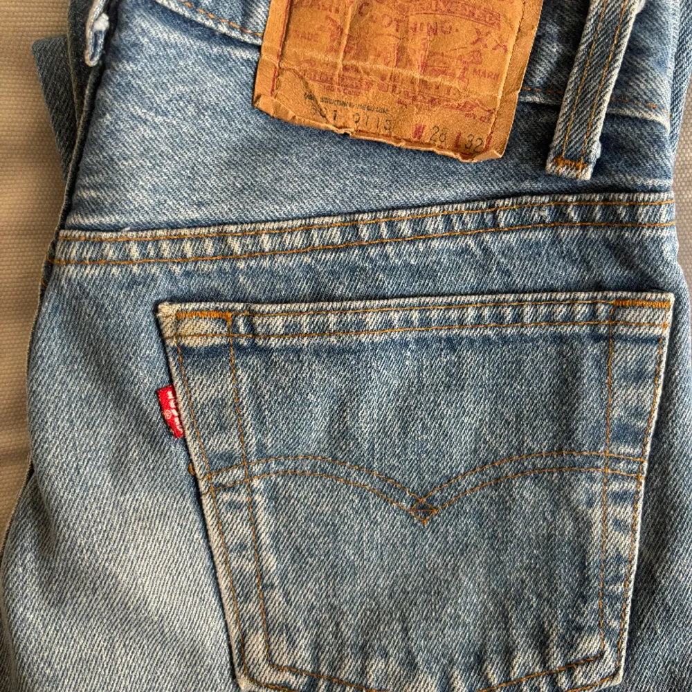 Säljer 3 par Levis jeans i olika tvättar! Tja säljer nu dessa blåa 501 i bra skick dom är användna men har inget slitage. Skriv om pris, bilder eller andra frågor! Dom ser zebramönstrade ut på bilderna vilket dom inte är. Jeans & Byxor.