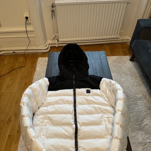 Indicode - Vinterjacka ifrån Indicode som använts sparsamt i 1 säsong, inga hål eller fula märken.