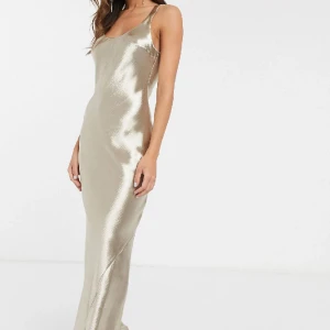 Guldig maxiklänning  - Säljer denna slutsålda guldiga maxiklänningen som är helt perfekt inför bal men även att ha på bröllop osv! Jag har endast använt den en gång och den är i mycket bra skick.  Hör av er vid frågor eller fler bilder 🥰🩷