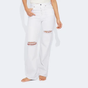 Snygga vita jeans med bra passform.  - Byxor ifrån bikbok köpta för 600, väljer att sälja dem då jag knappt använd dem. Sitter jättebra på och formas efter kroppen figur🩷💖