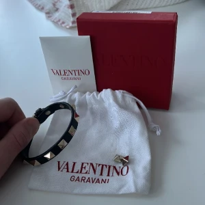 💫Valentino armband💫 - Säljer nu ett iprinsip helt nytt valentino armband, skick 9,5/10 använt Max 3 gånger, nypris 3000, mitt pris 1400 