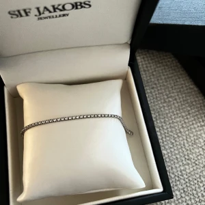 Diamant armband - Säljer mitt fina armband från Sif Jacobs, i modellen Sif Jakobs – Ellera Armband, silver/kristall.  Nypris: 750kr Mitt pris: 300kr (Priset går att diskutera) ✨ Allt i bilden medföljer, och ni kan nå mig på insta: emelieceliik 🤍🫶🏽