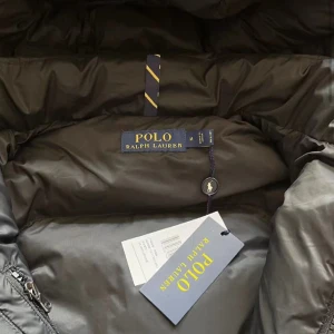 Helt ny polo jacka med taggen på har 3 av samma jacka om due intresserad skriv priset går att diskutera  - Som sagt så har jag tre två i storlek S o en i storlek M