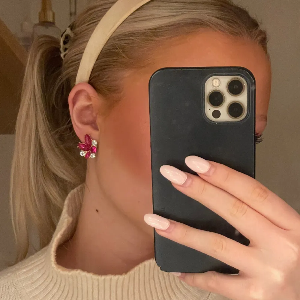 Superfina unika örhängen med rosa diamanter i nyskick 💖säljer även likadana i grönt 💚🧚‍♀️🧚‍♀️. Accessoarer.