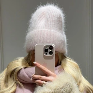 Mössa - Så najs mössa, i galet snygg färg & mohair liknande material💓I väldigt bra skick har däremot tagit bort det guldiga CW märket  mkt snyggare så! Skriv vid frågor eller fler bilder🤗 ( Första bilden är lånad)