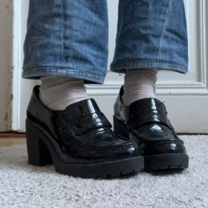 Loafers med klack - Supercoola klassiska loafers med klack och platå. Klacken är gummi så de är mycket bekväma att gå i. Köpta second hand men i jättebra skick. Priset kan diskuteras. Frakt tillkommer men kan annars mötas upp vid Medborgarplatsen i Stockholm. 
